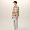 Camicia Ami de Coeur a quadri beige dal taglio squadrato in tela Camicia Ami de Coeur a quadri beige dal taglio squadrato in tela
