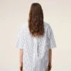 Camicia ampia Ami de Coeur a maniche corte in cotone a righe bianche Camicia ampia Ami de Coeur a maniche corte in cotone a righe bianche