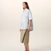 Camicia ampia Ami de Coeur a maniche corte in cotone a righe bianche Camicia ampia Ami de Coeur a maniche corte in cotone a righe bianche