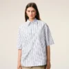 Camicia ampia Ami de Coeur a maniche corte in cotone a righe bianche Camicia ampia Ami de Coeur a maniche corte in cotone a righe bianche