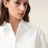 Camicia bianca in cotone con colletto a punta e motivo Ami de Coeur Camicia bianca in cotone con colletto a punta e motivo Ami de Coeur