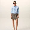 Camicia blu in cotone a maniche lunghe con volant e vestibilità aderente Camicia blu in cotone a maniche lunghe con volant e vestibilità aderente