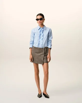 Camicia blu in cotone a maniche lunghe con volant e vestibilità aderente