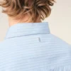 Camicia blu in cotone a maniche lunghe con volant e vestibilità aderente