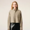 Camicia corta in cotone beige con motivo Ami de Coeur in rilievo Camicia corta in cotone beige con motivo Ami de Coeur in rilievo