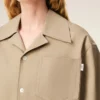 Camicia lunga a maniche corte in cotone beige con collo alla camp Camicia lunga a maniche corte in cotone beige con collo alla camp