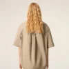 Camicia lunga a maniche corte in cotone beige con collo alla camp Camicia lunga a maniche corte in cotone beige con collo alla camp