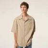 Camicia lunga a maniche corte in cotone beige con collo alla camp Camicia lunga a maniche corte in cotone beige con collo alla camp