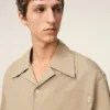 Camicia lunga a maniche corte in cotone beige con collo alla camp Camicia lunga a maniche corte in cotone beige con collo alla camp