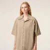 Camicia lunga a maniche corte in cotone beige con collo alla camp Camicia lunga a maniche corte in cotone beige con collo alla camp