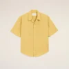 Camicia squadrata a maniche corte in cotone giallo con collo alla camp Camicia squadrata a maniche corte in cotone giallo con collo alla camp