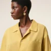 Camicia squadrata a maniche corte in cotone giallo con collo alla camp Camicia squadrata a maniche corte in cotone giallo con collo alla camp
