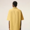 Camicia squadrata a maniche corte in cotone giallo con collo alla camp Camicia squadrata a maniche corte in cotone giallo con collo alla camp