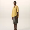 Camicia squadrata a maniche corte in cotone giallo con collo alla camp Camicia squadrata a maniche corte in cotone giallo con collo alla camp