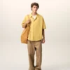 Camicia squadrata a maniche corte in cotone giallo con collo alla camp Camicia squadrata a maniche corte in cotone giallo con collo alla camp