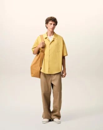 Camicia squadrata a maniche corte in cotone giallo con collo alla camp