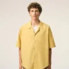 Camicia squadrata a maniche corte in cotone giallo con collo alla camp Camicia squadrata a maniche corte in cotone giallo con collo alla camp