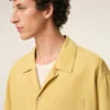 Camicia squadrata a maniche corte in cotone giallo con collo alla camp Camicia squadrata a maniche corte in cotone giallo con collo alla camp