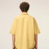 Camicia squadrata a maniche corte in cotone giallo con collo alla camp Camicia squadrata a maniche corte in cotone giallo con collo alla camp