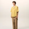 Camicia squadrata a maniche corte in cotone giallo con collo alla camp Camicia squadrata a maniche corte in cotone giallo con collo alla camp