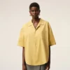 Camicia squadrata a maniche corte in cotone giallo con collo alla camp Camicia squadrata a maniche corte in cotone giallo con collo alla camp