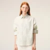 Camicia squadrata Ami de Coeur in cotone a righe bianche Camicia squadrata Ami de Coeur in cotone a righe bianche