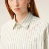 Camicia squadrata Ami de Coeur in cotone a righe bianche Camicia squadrata Ami de Coeur in cotone a righe bianche