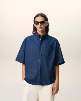 Camicia squadrata in cotone blu con ricami Ami de Coeur