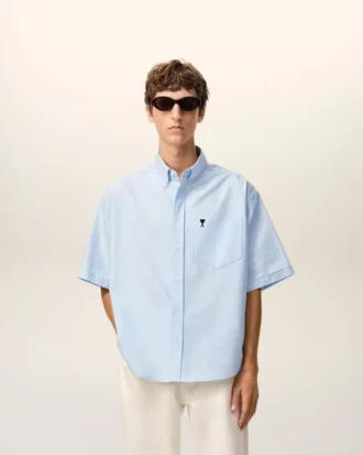 Camicia squadrata in cotone blu con ricami Ami de Coeur