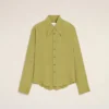 Camicia verde in misto seta con colletto a punta Camicia verde in misto seta con colletto a punta