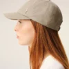 Cappellino Ami de Coeur in nylon beige con borchie Cappellino Ami de Coeur in nylon beige con borchie
