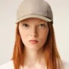 Cappellino Ami de Coeur in nylon beige con borchie Cappellino Ami de Coeur in nylon beige con borchie