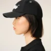 Cappellino Ami in cotone nero con toppa in feltro Cappellino Ami in cotone nero con toppa in feltro