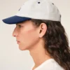 Cappellino Ami Paris in cotone bicolore blu e bianco Cappellino Ami Paris in cotone bicolore blu e bianco