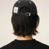 Cappellino Ami Paris in denim nero con toppa laterale Cappellino Ami Paris in denim nero con toppa laterale