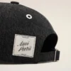Cappellino Ami Paris in denim nero con toppa laterale Cappellino Ami Paris in denim nero con toppa laterale