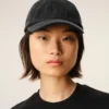 Cappellino Ami Paris in denim nero con toppa laterale Cappellino Ami Paris in denim nero con toppa laterale