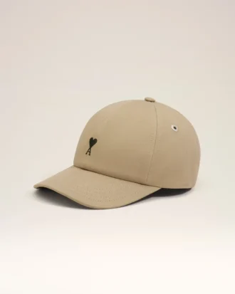 Cappellino in cotone beige con ricamo Ami de Coeur