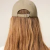 Cappellino in cotone beige con ricamo Ami de Coeur Cappellino in cotone beige con ricamo Ami de Coeur