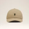 Cappellino in cotone beige con ricamo Ami de Coeur Cappellino in cotone beige con ricamo Ami de Coeur