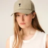 Cappellino in cotone beige con ricamo Ami de Coeur Cappellino in cotone beige con ricamo Ami de Coeur