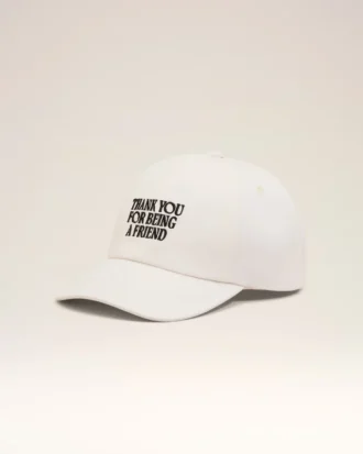 Cappellino in cotone bianco con ricamo “Thank You for Being a Friend”