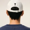 Cappellino in cotone bianco con ricamo “Thank You for Being a Friend” Cappellino in cotone bianco con ricamo “Thank You for Being a Friend”