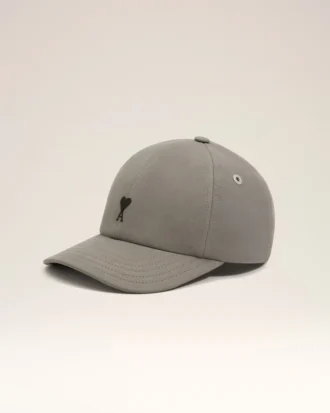Cappellino in cotone grigio con ricamo Ami de Coeur