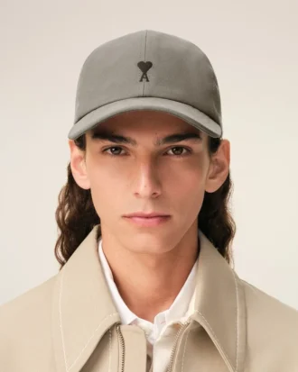 Cappellino in cotone grigio con ricamo Ami de Coeur