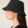 Cappellino in cotone nero con ricamo “Thank You for Being a Friend” Cappellino in cotone nero con ricamo “Thank You for Being a Friend”