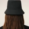 Cappellino in cotone nero con ricamo “Thank You for Being a Friend” Cappellino in cotone nero con ricamo “Thank You for Being a Friend”