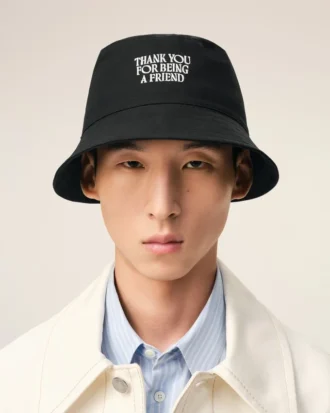 Cappellino in cotone nero con ricamo “Thank You for Being a Friend”