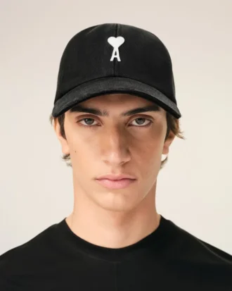 Cappellino in cotone nero con toppa in feltro Ami de Coeur
