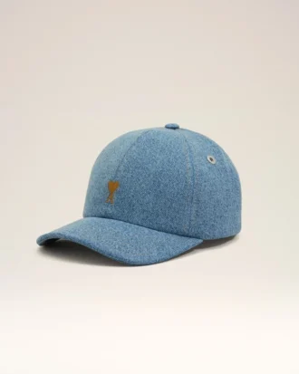 Cappellino in denim blu con ricamo “Ami de Coeur” Cappellino in denim blu con ricamo “Ami de Coeur”
